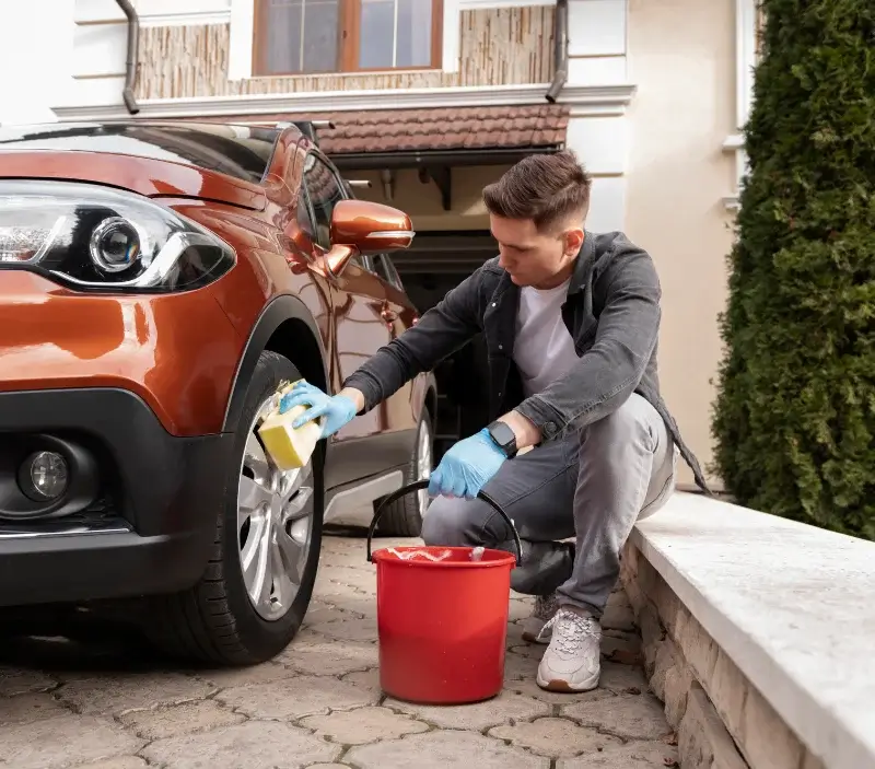 Lavage auto à domicile Ville-en-Sallaz : professionnel intervenant sur un véhicule